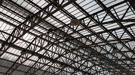 Estructura de techo elaborada con ángulo de acero